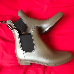 Like new, army green rainbooties!